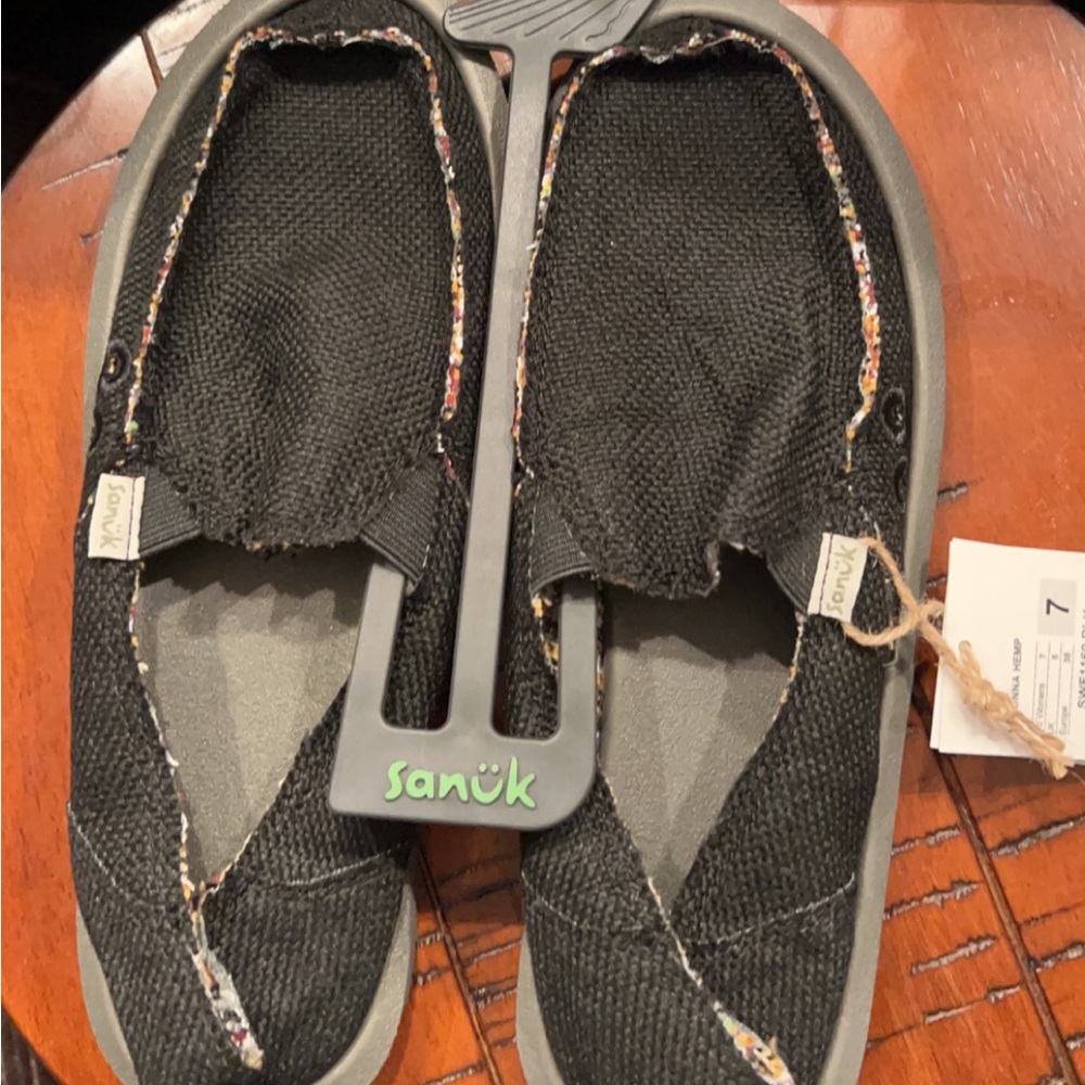BNWT sanuks